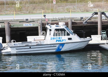 Eines der Boote der Boston Harbor Patrol Polizeieinheit, angedockt an Terminal Street in South Boston Stockfoto