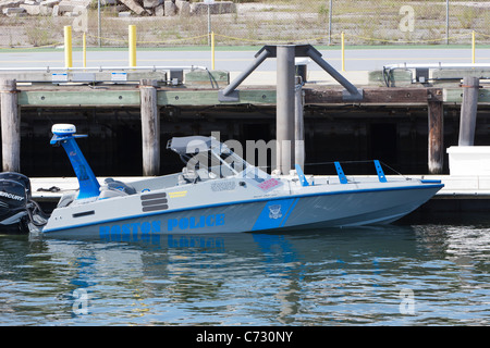 Eines der Boote der Boston Harbor Patrol Polizeieinheit, Autobahnabfahrt Terminal Street in South Boston angedockt. Stockfoto