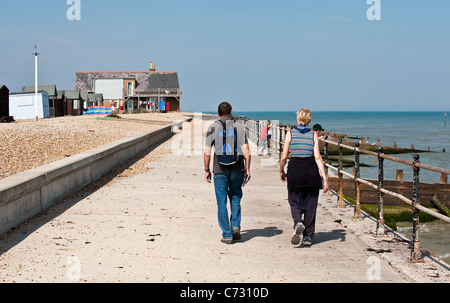 Menschen zu Fuß entlang der Strandpromenade in Kingsdown in Kent Stockfoto