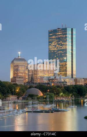 Die Skyline von Boston einschließlich John Hancock Building in der Dämmerung in Boston, Massachusetts. Stockfoto