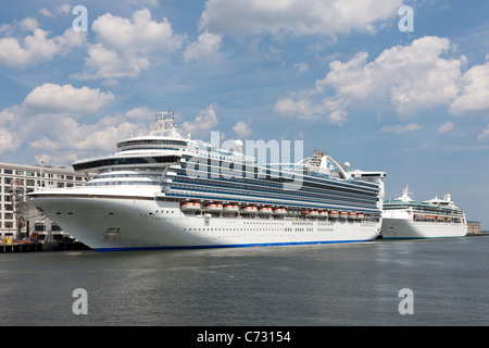 Kreuzfahrt-Schiffe angedockt an der Black Falcon Kreuzfahrthafen, Boston, Massachusetts Stockfoto