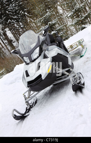 Moderne Silber Scooter auf Schnee Stockfoto