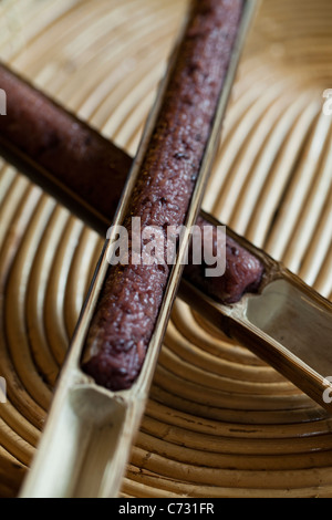 Khao Lam ist Klebreis mit Kokosmilch gekocht in speziell vorbereiteten Bambus Abschnitten Stockfoto