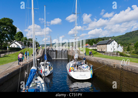 Boote in die Schlösser an der Caledonian Canal, Fort Augustus, Highland, Schottland, UK Stockfoto