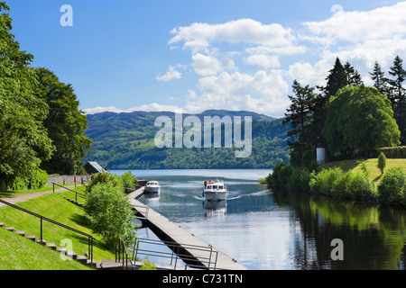 Zeigen Sie nach unten der Caledonian Canal in Richtung Loch Ness, Fort Augustus, Highland, Schottland, UK an Stockfoto