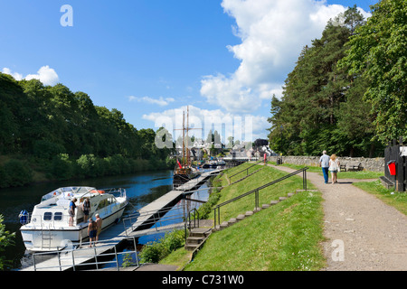 Paare, die an den Ufern des Caledonian Canal in Richtung der Stadt Zentrum, Fort Augustus, Highland, Schottland, Vereinigtes Königreich Stockfoto