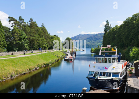 Blick nach unten Caledonian Canal in Richtung Loch Ness mit einem Loch Ness cruise Boot im Vordergrund, Fort Augustus, Highland, Schottland, Vereinigtes Königreich Stockfoto