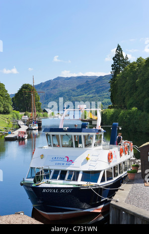 Ausflugsschiff auf dem kaledonischen Kanal mit Blick auf Loch Ness, Fort Augustus, Highland, Schottland, UK Stockfoto