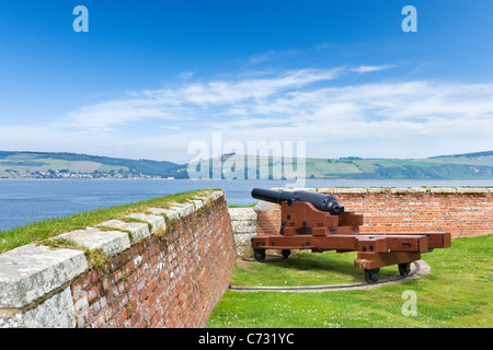 Pistole auf den Punkt-Akku in Fort George mit Blick auf den Moray Firth, in der Nähe von Inverness, Highland, Schottland, UK Stockfoto