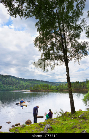 Familie am Ufer des Loch Beinn ein ' Mheadhain, Glen Affric, Highland, Schottland, UK Stockfoto