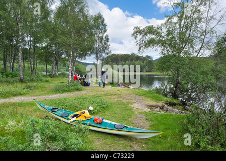 Kajakfahren in der Nähe ein Picknick am Ufer des Loch Beinn ein ' Mheadhain, Glen Affric, Highland, Schottland, UK Stockfoto