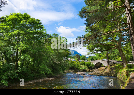 Brücke über den Fluss Coe im Dorf von Glencoe, Glen Coe, Schottisches Hochland, Schottland Stockfoto