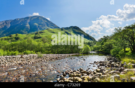 Ben Nevis (Großbritanniens höchstem Berg) mit River Nevis im Vordergrund, Glen Nevis, Lochabar, Schottisches Hochland, Schottland, UK Stockfoto