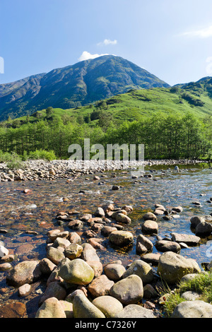 Ben Nevis (Großbritanniens höchstem Berg) mit River Nevis im Vordergrund, Glen Nevis, Lochabar, Schottisches Hochland, Schottland, UK Stockfoto