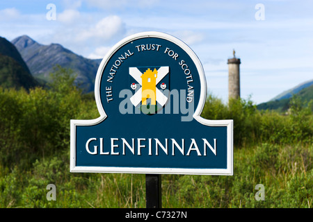 Melden Sie für Glenfinnan Denkmal (1745 Jacobit Rising) mit Denkmal hinter Glenfinnan, Lochabar, Schottland, Vereinigtes Königreich Stockfoto