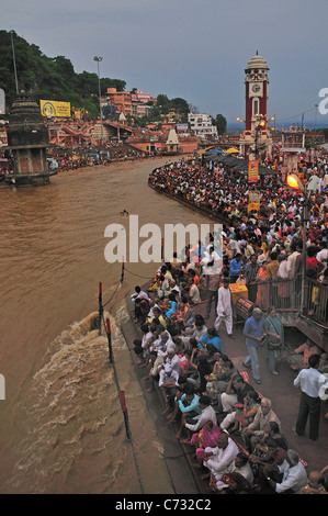 Pilger am Har-Ki-Pairi Ghat am Ganges-Fluss. Stockfoto