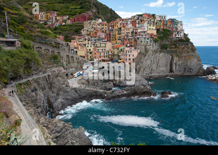 Wanderweg via dell Amore am Fischerdorf Manarola, Nationalpark Cinque Terre, UNESCO-Weltkulturerbe, Ligurien di Levante, Italien, Mittelmeer Stockfoto