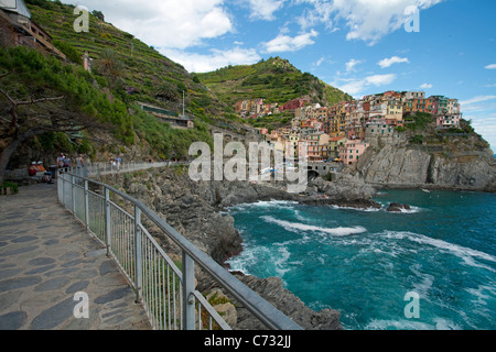 Wanderweg Via dell'Amore im Fischerdorf Manarola, Nationalpark Cinque Terre, UNESCO-Weltkulturerbe, Ligurien di Levante, Italien, Mittelmeer Stockfoto