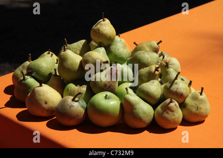 Ein Stapel von Birnen auf einem Tisch. Stockfoto