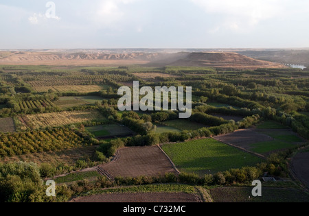 Ackerland im Tigris River Valley am Rande der kurdischen Stadt Diyarbakir, in der östlichen Anatolien Region im Südosten der Türkei. Stockfoto