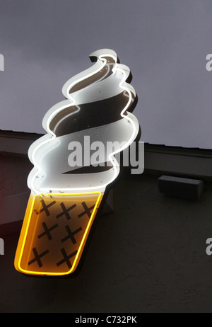 Eine Leuchtreklame in der Form einer Eistüte. Stockfoto
