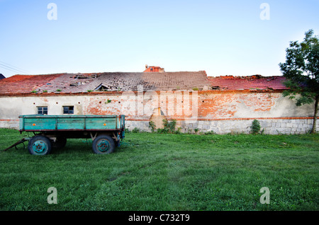 Neben einem alten Gebäude und Wiese mit einem textfreiraum Anhänger Stockfoto