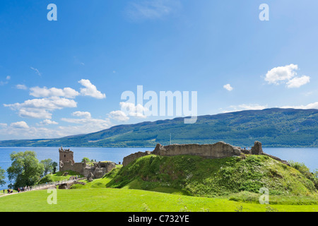 Die Ruinen von Urquhart Castle auf dem westlichen Ufer von Loch Ness (Standort der vielen Nessie Sichtungen), in der Nähe von Drumnadrochit, Scotland, UK Stockfoto