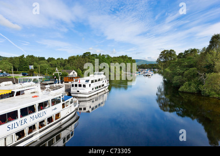 Kreuzfahrt Boote vertäut am Fluss Leven am Fuße des Loch Lomond, Balloch, West Dunbartonshire, Schottland, Vereinigtes Königreich Stockfoto