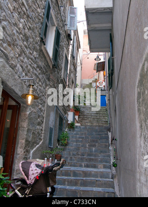 Treppe in das Fischerdorf Manarola, Nationalpark Cinque Terre, UNESCO-Weltkulturerbe, Ligurien di Levante, Italien, Mittelmeer Stockfoto