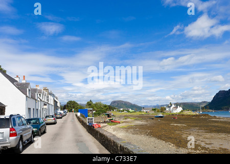 Hauptstraße durch das Zentrum von dem malerischen Dorf Plockton, Ross und Cromarty, Highland, Schottland, Vereinigtes Königreich Stockfoto