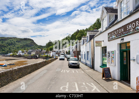 Dorf zu speichern, auf der Hauptstraße durch das Zentrum von dem malerischen Dorf Plockton, Highland, Schottland, Vereinigtes Königreich Stockfoto