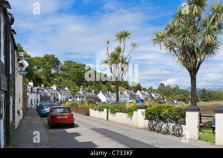 Hauptstraße in der Mitte des Dorfes Plockton mit dem Plockton Hotel nach links, Highland, Schottland, Großbritannien Stockfoto