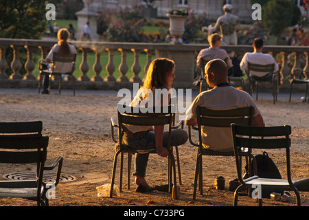 Youngle paar im Jardin du Luxembourg, größte öffentliche Park in Paris, 6e Arrondissement, Paris, Frankreich Stockfoto