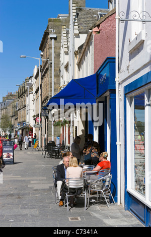 Geschäfte und Café an der Market Street im Herzen der Altstadt-Zentrum, zentrale St Andrews, Fife, Schottland, UK Stockfoto