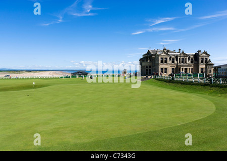 Das 18. Grün auf dem Old Course mit dem königlichen und alten Clubhaus hinter St. Andrews, Fife, Schottland, Vereinigtes Königreich Stockfoto
