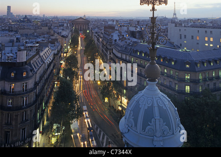 Blick vom Kaufhaus Printemps am Boulevard Haussmann in der Abend-Blick auf die Kirche Madeleine 9. Arrondissement P Stockfoto