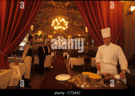 Koch und Kellner im Restaurant Le Train Bleu, für die Weltausstellung 1900, 12 gebaut. Arrondissement, Paris, Frankreich, Europa Stockfoto