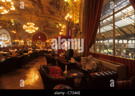 Menschen im Restaurant Le Train Bleu am Bahnhof Gare de Lyon für die Weltausstellung 1900 12 gebaut. Arrondissement Pari Stockfoto