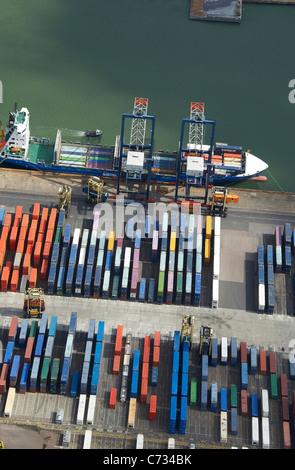 Containerschiff in Tilbury Docks, Südost-England, UK Stockfoto