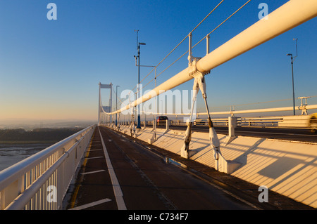 Die Severn Bridge über den Severn Mündung Aust, Gloucestershire, England gegen Wales von der englischen Seite betrachten Stockfoto