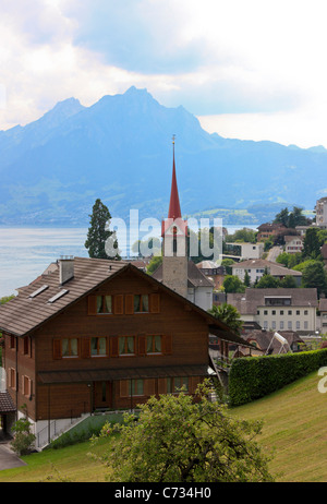 Ansicht von Vitznau am Vierwaldstättersee mit dem Pilatus im Hintergrund, Schweiz Stockfoto