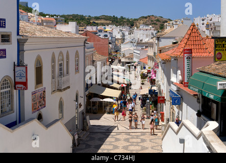 Potugal, Algarve, Albufeira, die wichtigste Einkaufsstraße Stockfoto