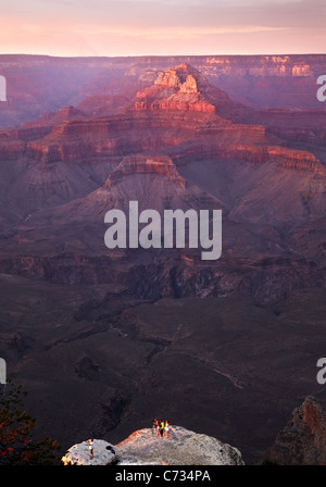 Betrachten den Sonnenuntergang und abends Licht über den Grand Canyon, Arizona, USA Stockfoto