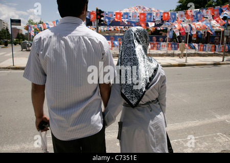 Türkische paar halten Hände in Adiyaman, Südosten der Türkei Stockfoto