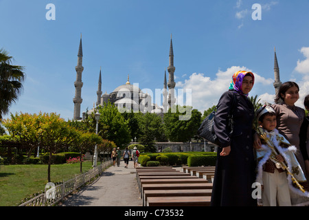 Türkische jungen in ihre feierliche Beschneidung Outfit posiert mit seiner Familie vor der blauen Moschee, Istanbul, Türkei Stockfoto