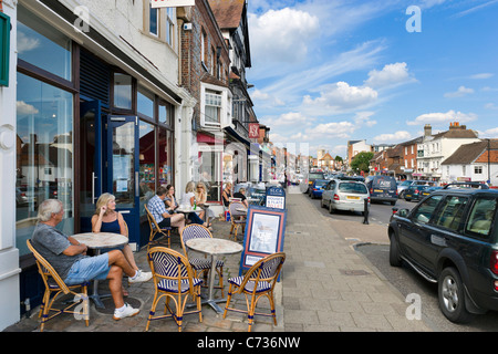 Straßencafé an der High Street in Markt Stadt von Marlborough, Wiltshire, England, Großbritannien Stockfoto