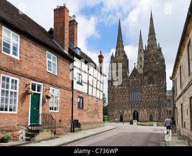 Die Westfassade des Lifchfield Kathedrale aus der enge, Lichfield, Staffordshire, England, UK Stockfoto