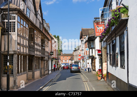 Die historischen Raynald Mansion (links) und Talbot Inn auf der Hauptstraße in das Dorf von Much Wenlock, Shropshire, England, UK Stockfoto