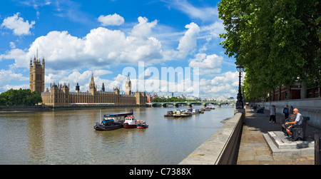 Die Themse und die Houses of Parliament angesehen vom Südufer mit Westminster Bridge in der Ferne, London, England Stockfoto