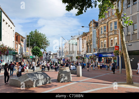 Geschäfte auf der Broad Street (Haupteinkaufsstraße) im Zentrum Stadt Reading, Berkshire, England, UK Stockfoto